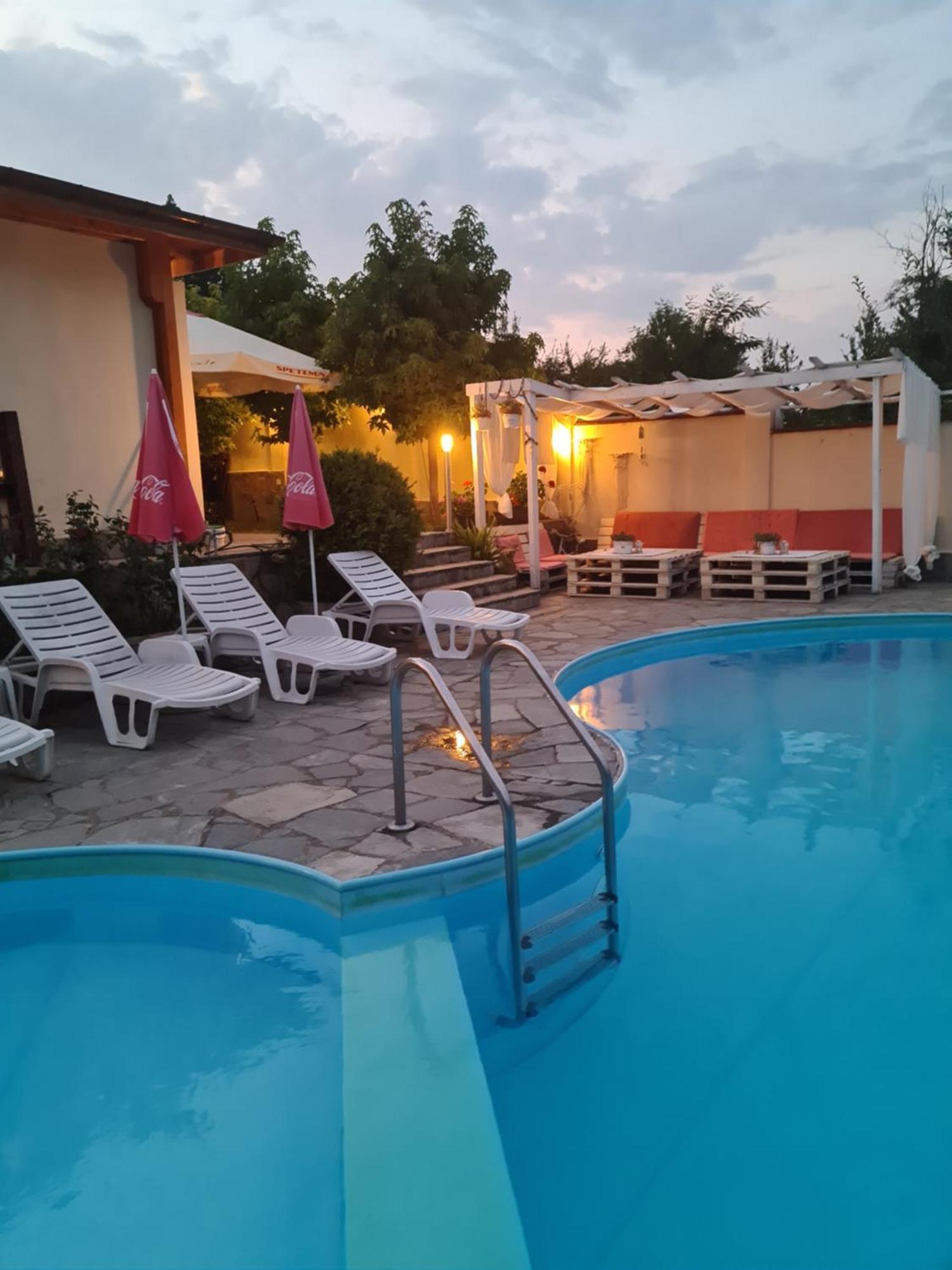 Family Hotel Komhotel Berkovitsa Exterior foto