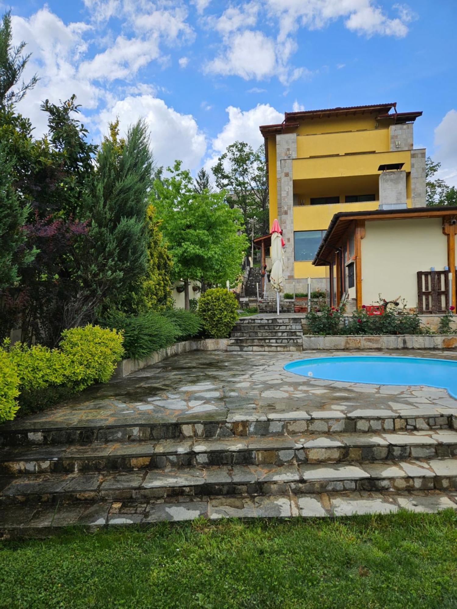 Family Hotel Komhotel Berkovitsa Exterior foto